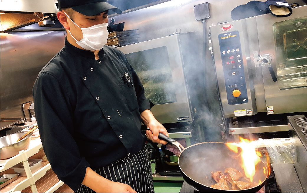 シェフ_料理中（千曲店）.png